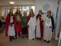 Die Sternsinger im EG v. li. Jana-Christin Kauer, Lena Lieks, Frau Nottebaum (Mieterin), Anna Bäumker, Maike Fahrenssohn, Marie Brüggeshemke