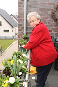 Frau Hörster (Mieterin) beim bepflanzen der Balkonkästen im Obergeschoss