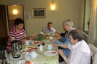 Guten Appetit! v.li.n.re. Frau Riedel (Mitarbeiter) Frau Schöne, Frau Heuer und Frau Wanners (Mieter)