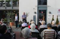 Marien-Andacht vor dem St.Franziskus-Haus, li. Frau Andrea Baeumker, re. Herr Peter Johannleveling (beide Pfarrgemeinderat St.Johannes Oelde