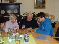 Paulo Wohlffahrt (re.) beim Puzzeln mit Frau Raeche li.(Mieterin( und Herr Loddenkemper (Mieter)