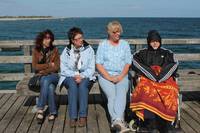 auf der Seebrücke, li.n.re. Claudia Florian, Helga Knesebeck, Maria Sprung (Mitarbeiter) Theodor Hagemann (Mieter)