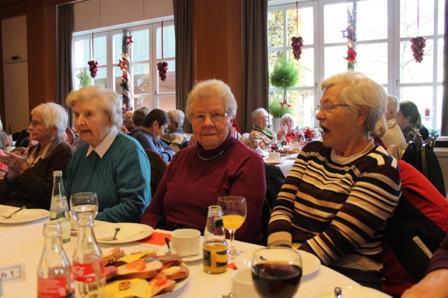 die Sketche kamen gut an (v.k.n.r. Adelheid Kimme.l, Gertrud Hagedorn und Maria Hegebüscher