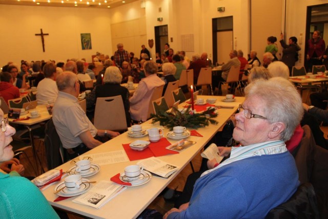 viele waren der Einladung in das weihnachtlich geschmückte Dietrich-Boenhoffer-Haus gefolgt