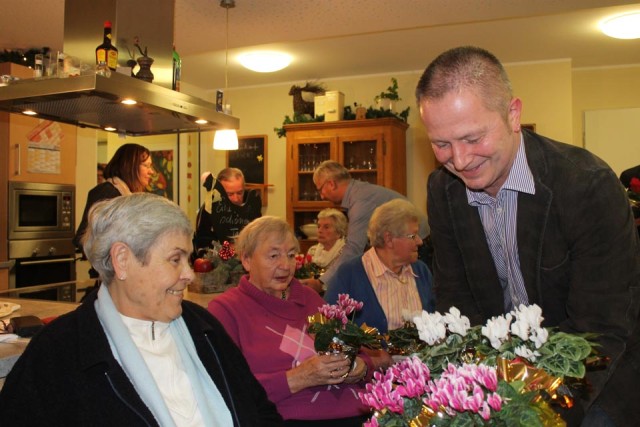 strahlende Gesichter bei der Überreichung der Blumen