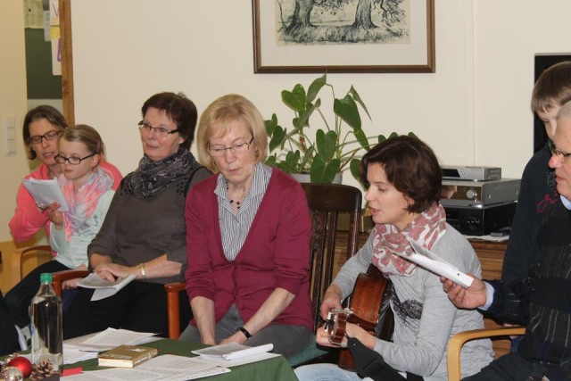 Sie bereiteten die besinntliche Weihnachtsfeier für die Mieter der WG vor :  Wiltrud Ellker (dritte von links) , mitte -Christel Dittrich, Frau Richter (Tochter v. Dittrichs) , Horst Dittrich