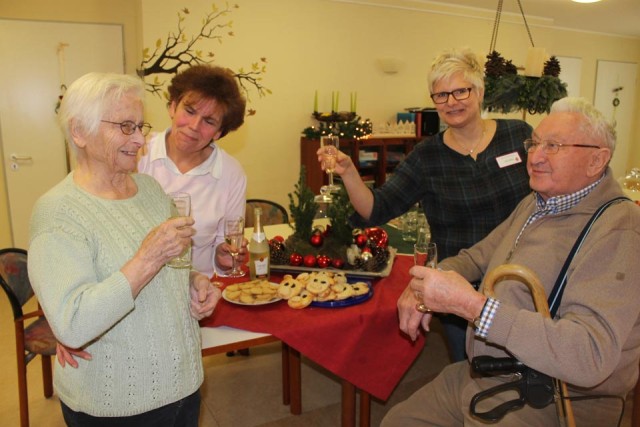 Prost, auf ein gesundes und zufriedenes Neues Jahr l.n.r. Martha Wickenkamp (Mieterin) Manuela Emmerich , Claudia Thoben (beides Mitarbeiterinnen) Franz Kobrink (MIeter)