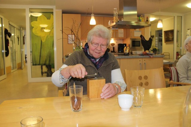 gar nicht so leicht.  Gertrud Hagedorn (Mieterin)  beim Kaffeemahlen