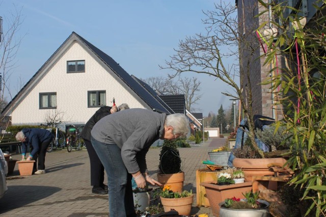 die Mieterinnen beim Einpflanzen der Frühlingsblumen