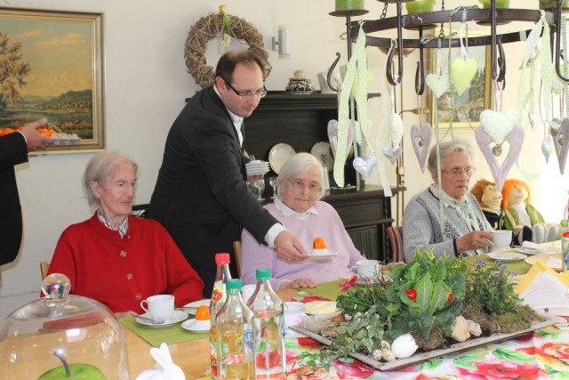 Bastian Kirsch verteillt die bunten Eier an die Mieter