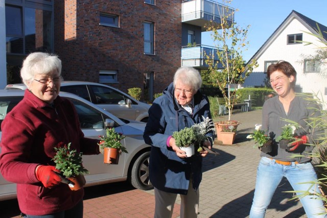 viele Freude hatten Maria Hegebuscher, Gertrud Hagedorn und Anne Vosswinkel, bei einpflanzen der Blumen 