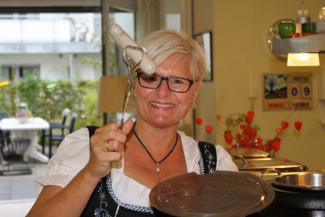 Claudia Thoben (Alltagsbelgleiterin) mit der bekanntesten Münchner Spezialität 