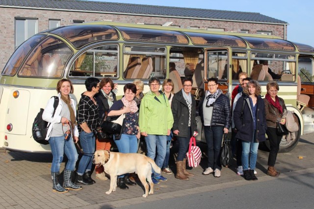 Überraschung gelungen! Der "Land und Lecker Bus"  am  Franziskus-Haus in Oelde