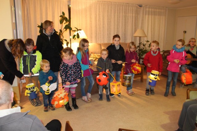 strahlend zeigen die Kinder ihre selbstgemachten Laternen